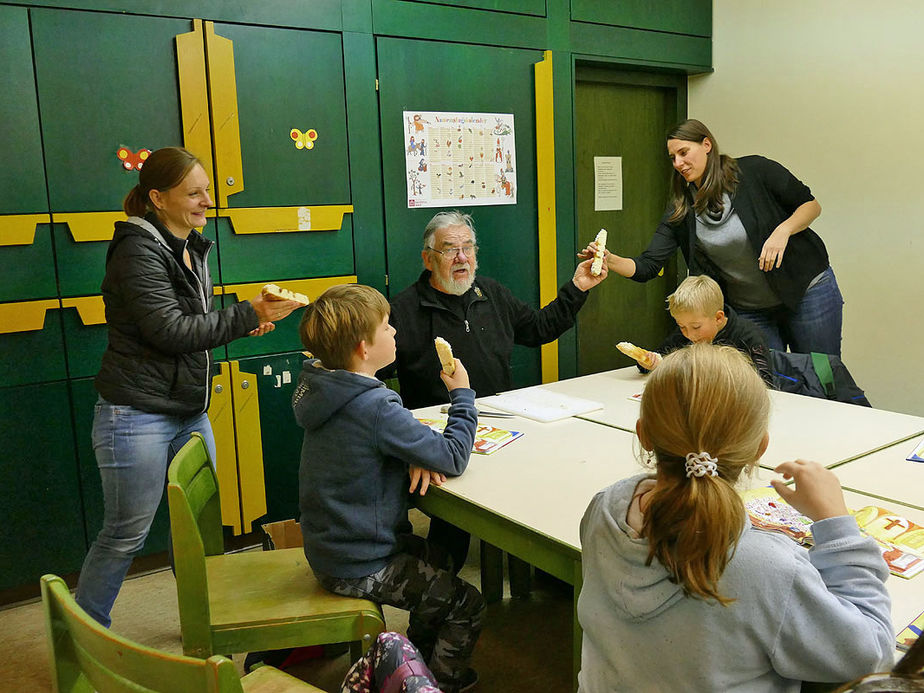 Symbolische Mantelteilung mit den Kommunionkindern (Foto: Karl-Franz Thiede)